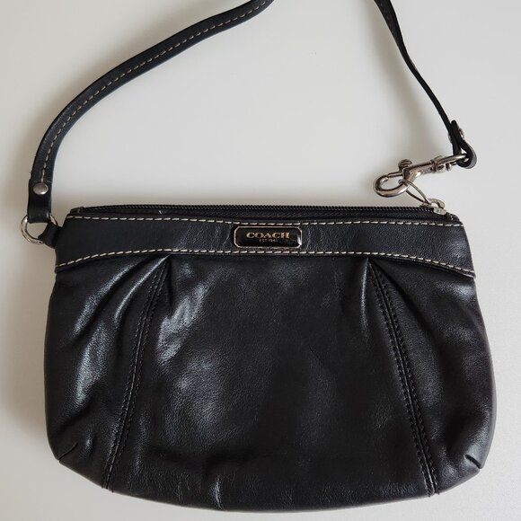 COACH BLACK SMOOTH LEATHER WRISTLET. - Picture 1 of 5
